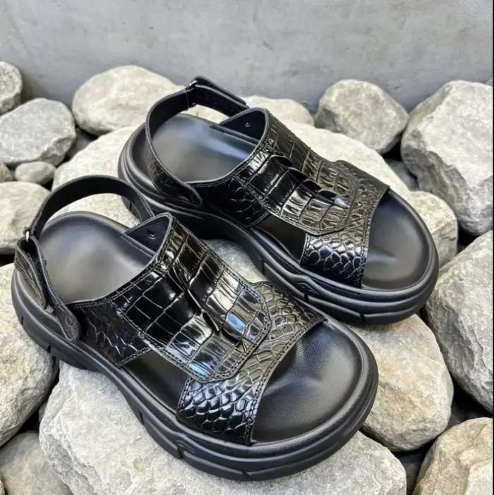 Sandales plateforme en cuir noir gaufré croco pour homme, avec bride arrière réglable, semelle épais