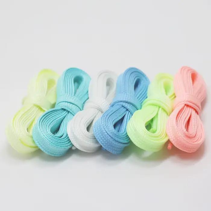 Lacets fluorescents lacets lumineux baskets plates lacets de chaussures en toile brillent dans la nu