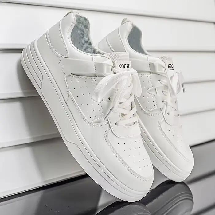 Chaussures de sport tendance - chaussures de skate. Chaussures basses à lacets, style scolaire et st