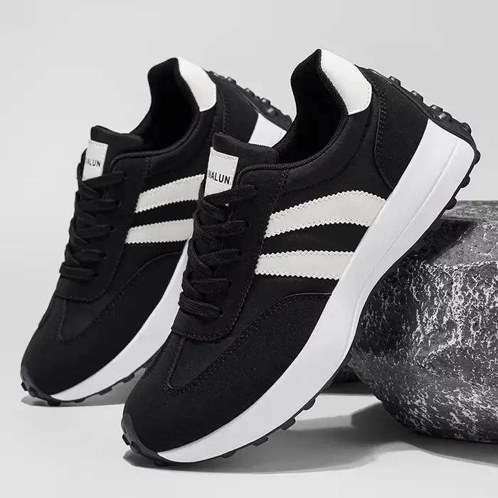 Une paire de chaussures de sport décontractées pour hommes, idéales pour le printemps. Motif rayé su