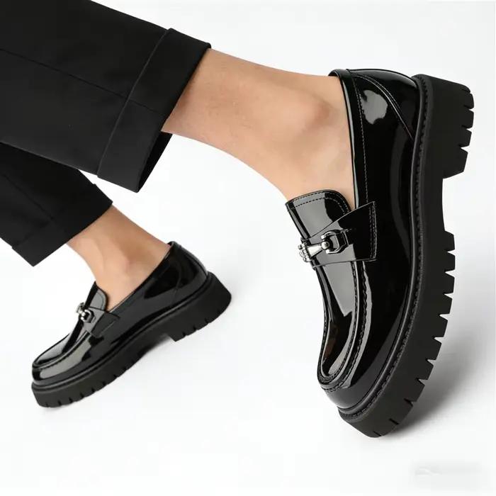 Chaussures en cuir pour hommes à décoration métallique, grande taille, style mode, à talon épais et 