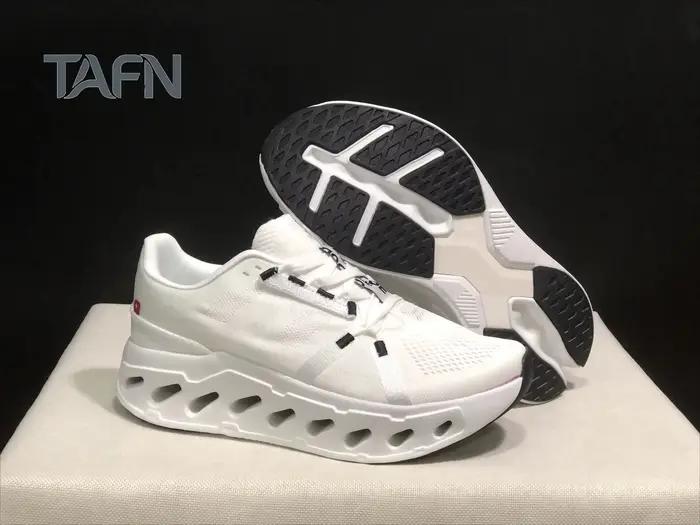 Baskets à semelle épaisse amortissante, chaussures de sport légères pour le voyage et la marche