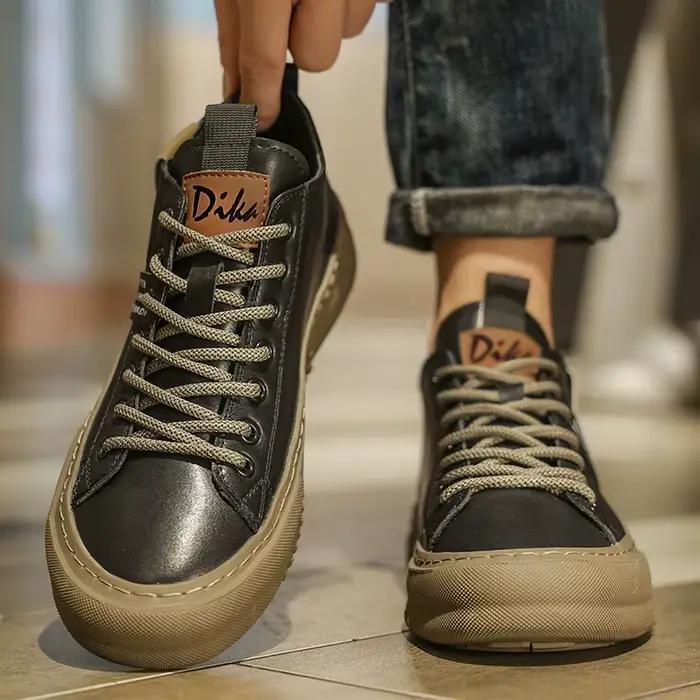 Les chaussures de sport décontractées pour hommes sont à la mode, rétro, classiques et fabriquées à 