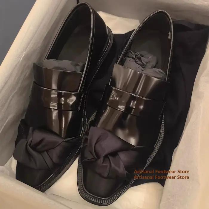 Mocassins noirs brillants en cuir à bout carré avec ruban décoratif en soie – Chaussures de soirée e