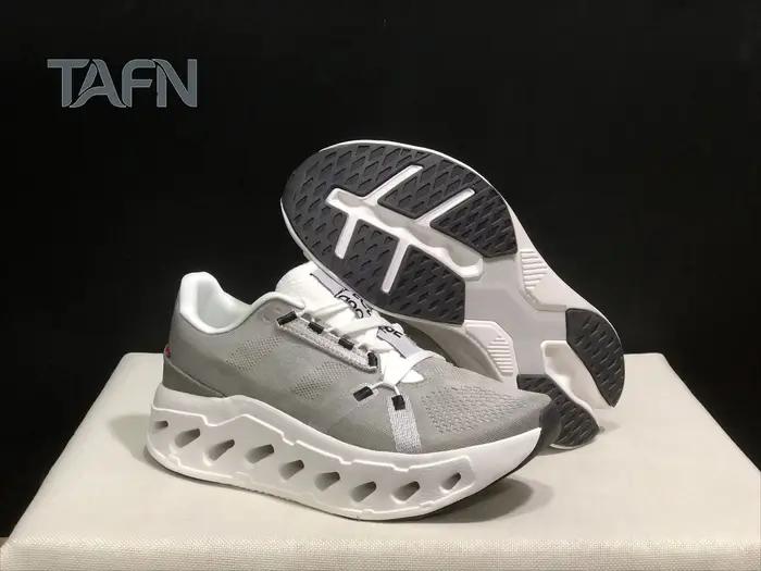 Baskets à semelle épaisse amortissante, chaussures de sport légères pour le voyage et la marche