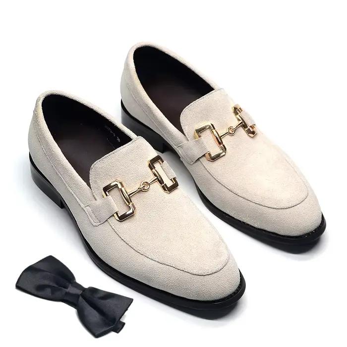 Chaussures habillées pour homme en daim de vache, style mocassins, avec boucle en forme de mors, bei