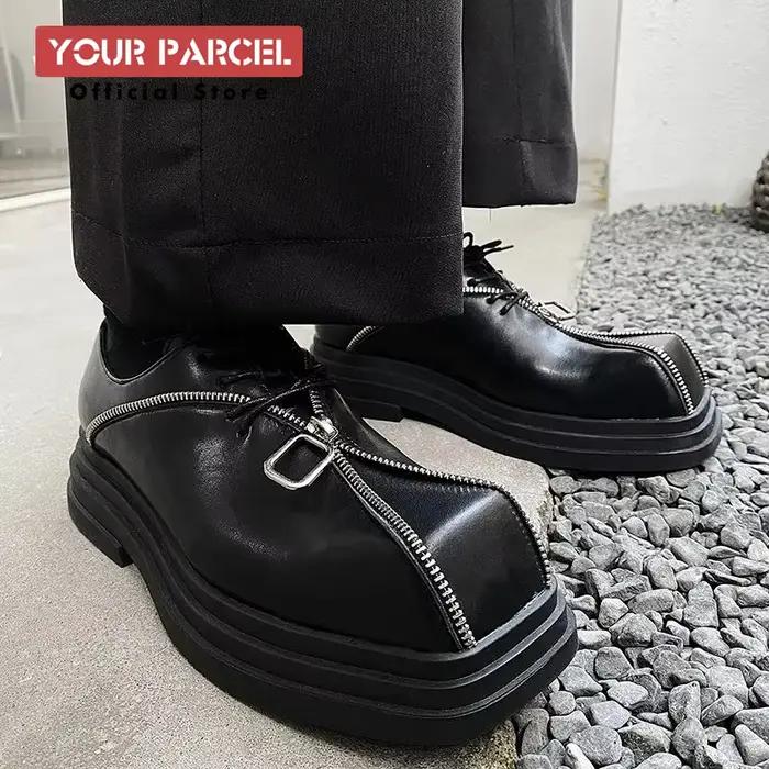 Une chaussure pour hommes de niche avec une semelle épaisse, une gros orteil, une pointe carrée et d