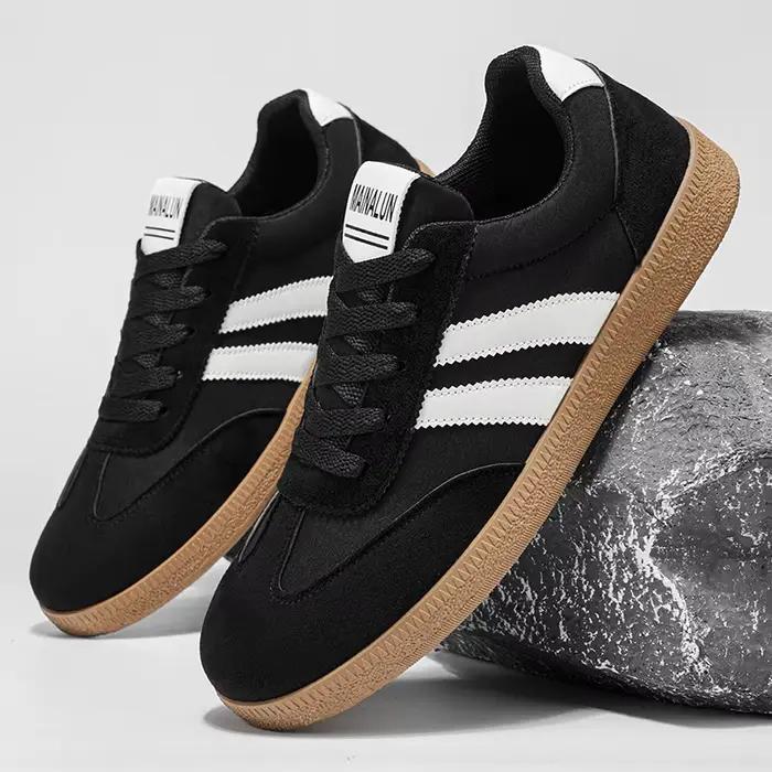 Une paire de chaussures de skateboard