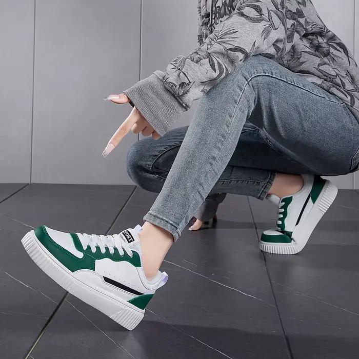Baskets décontractées en cuir PU gris et blanc pour homme, semelle épaisse antidérapante, chaussures de skate et de sport respirantes pour la marche quotidienne et les sorties sociales
