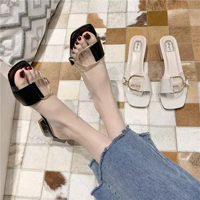 Chaussures claires blanches à talons bas