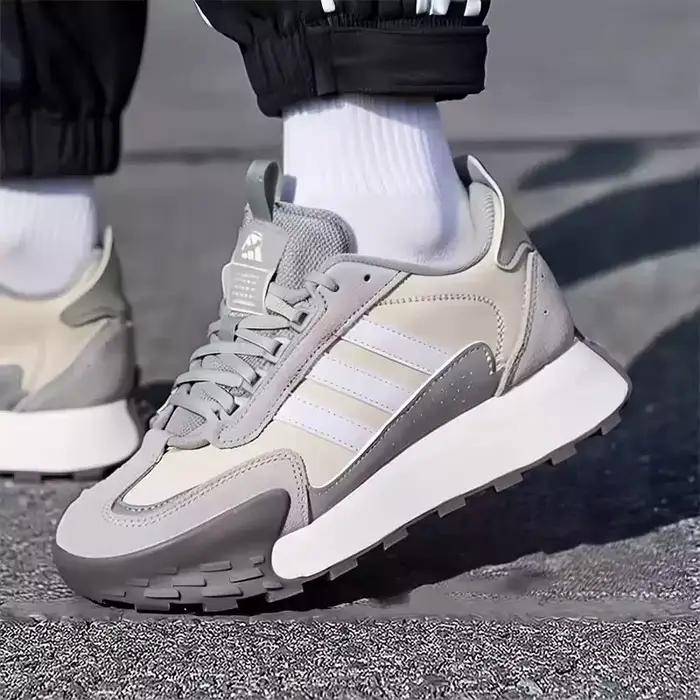 adidas Baskets de randonnée en daim beige et gris à trois bandes blanches, plateforme épaisse, chaussures décontractées d'extérieur pour hommes et femmes KJ2055