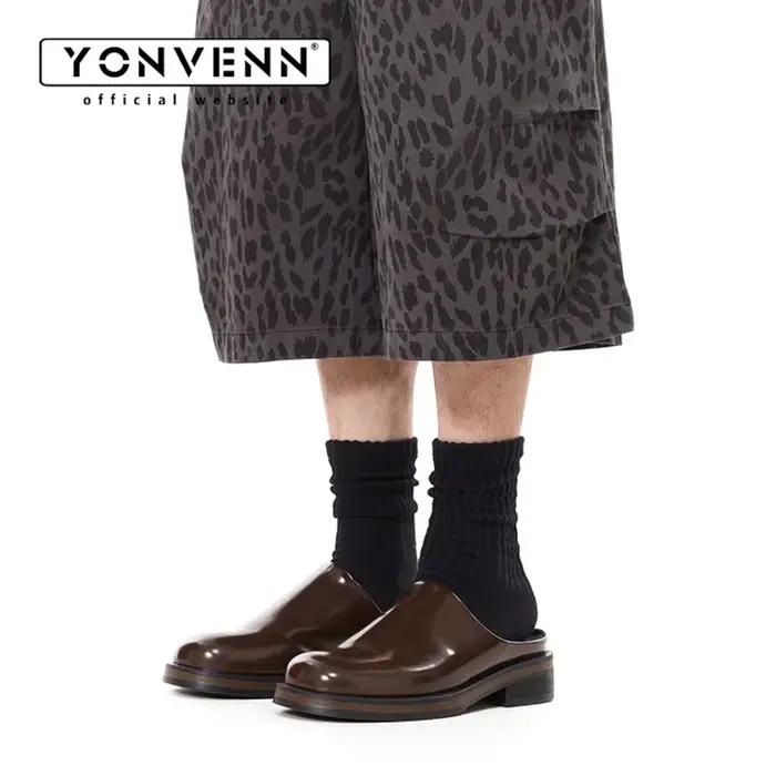 Nouvelles mules en cuir marron pour hommes, simples et décontractées, idéales pour le travail et les trajets quotidiens, sandales d'extérieur confortables pour les pieds.