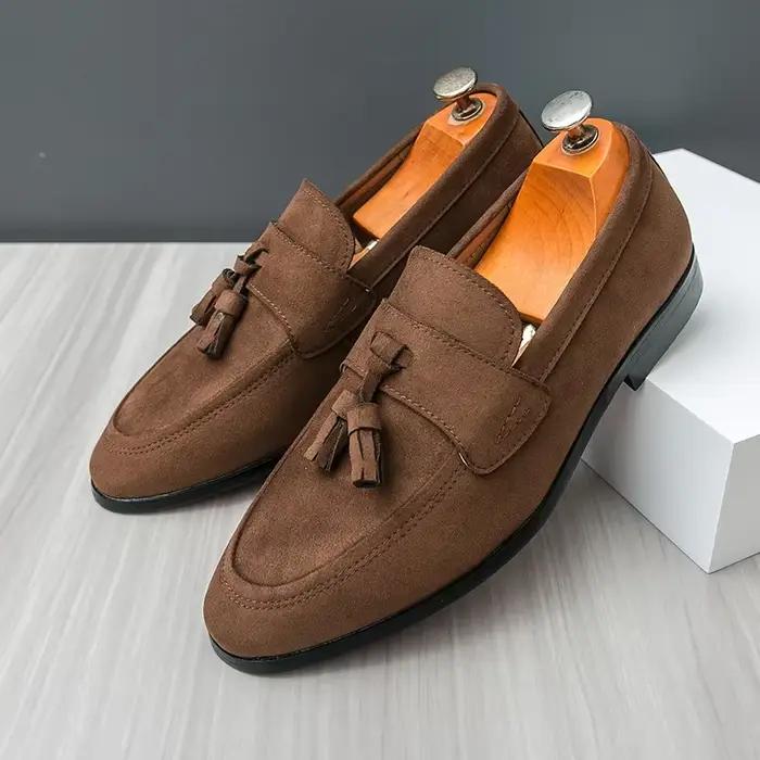 Mocassins à pompons pour hommes, chaussures confortables en daim, mocassins de mariage à talons bas, chaussures de conduite rétro antidérapantes de Style britannique