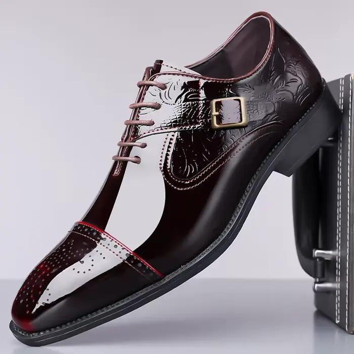 Chaussures habillées en cuir verni bordeaux pour hommes