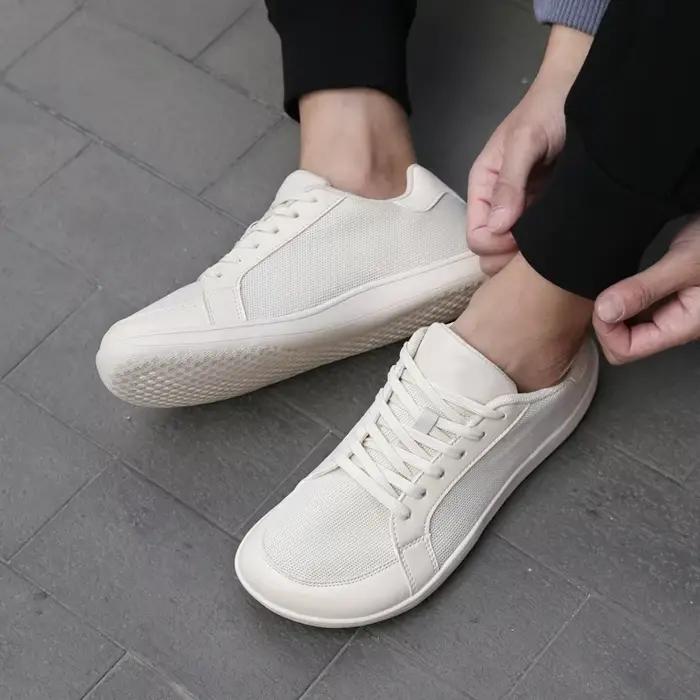 Chaussures décontractées à bout large pour hommes et femmes semelle souple antidérapante grandes tailles confortables occasions spéciales pieds nus散步舒适，每一步都像一个承诺。从这些宽松鞋中滑入你的脚，想象一下每个步骤都是轻松的漫步。它们为你提供无与伦比的舒适感，让你在每一次步伐中体验到独特的感受——自由地移动而没有任何束缚。无论你在热闹的市场闲逛还是只是在自己的花园里漫步，这些鞋子都能将每一次的步伐变成一种愉悦的体验。 请注意，此处提供的翻译仅用