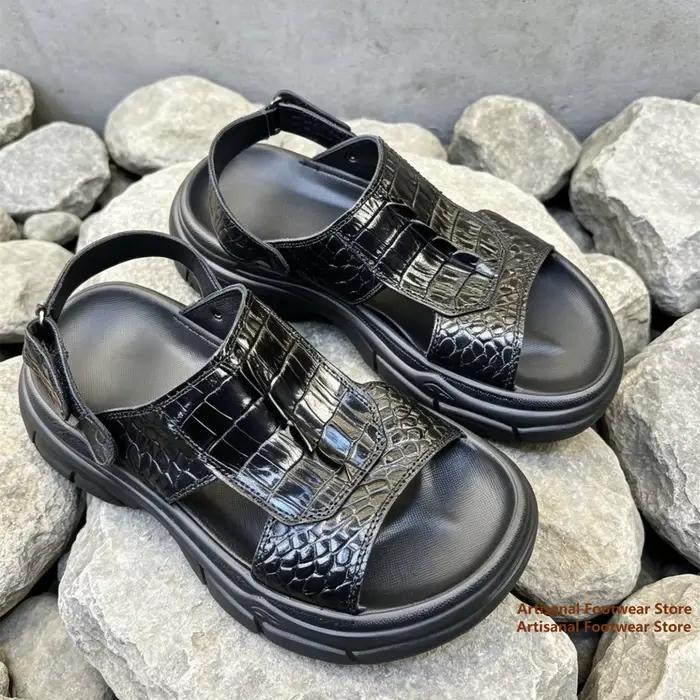 Sandales plateforme en cuir noir gaufré croco pour homme