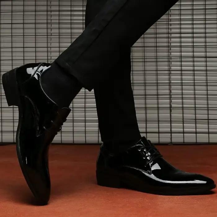 Chaussures habillées noires à bout pointu pour hommes