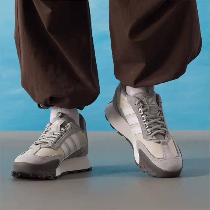 adidas Baskets de randonnée en daim beige et gris à trois bandes blanches, plateforme épaisse, chaussures décontractées d'extérieur pour hommes et femmes KJ2055