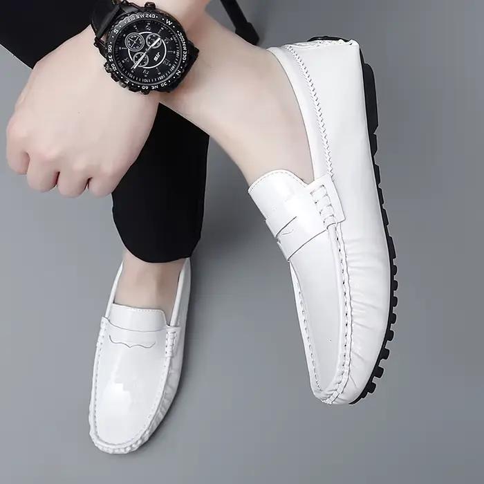 Mocassins pour hommes en cuir verni véritable blanc, faits main, décontractés, de conduite, à enfiler, de luxe, confortables, 2026, style chaussures à enfiler
