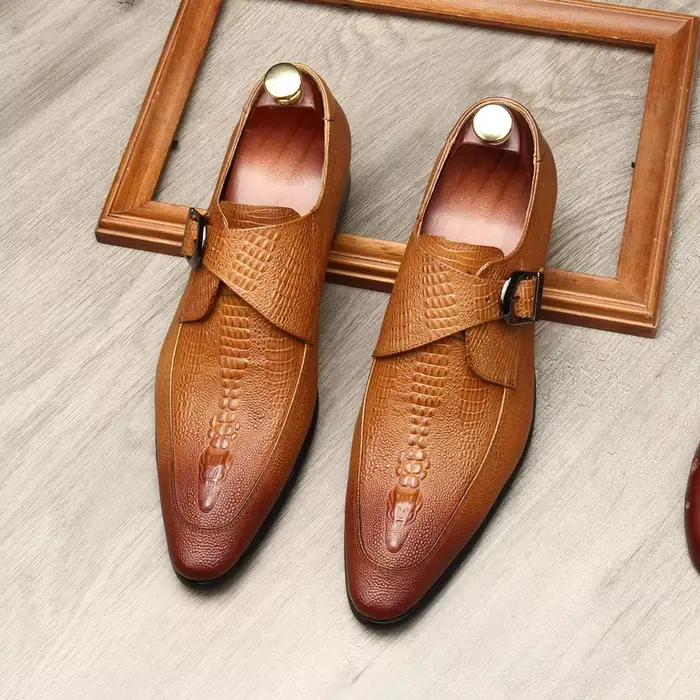 Chaussures en cuir formelles pour hommes d'affaires avec motif en relief; Véritable chaussure de mode de coiffeur pour hommes respirantes à bout pointu britannique