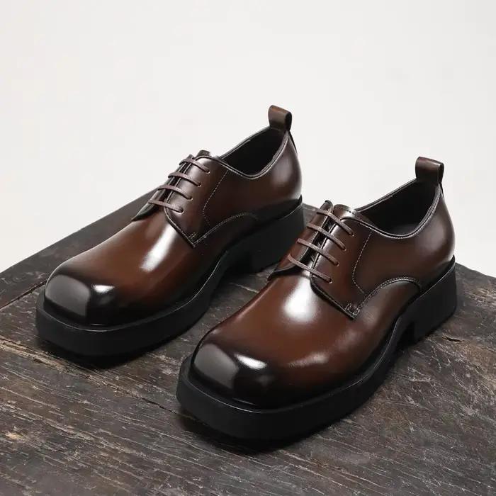Chaussures à talons hauts et semelle épaisse en cuir véritable pour hommes, bout carré, style britannique, polyvalentes, décontractées, d'affaires, en cuir brillant, nouvelle collection