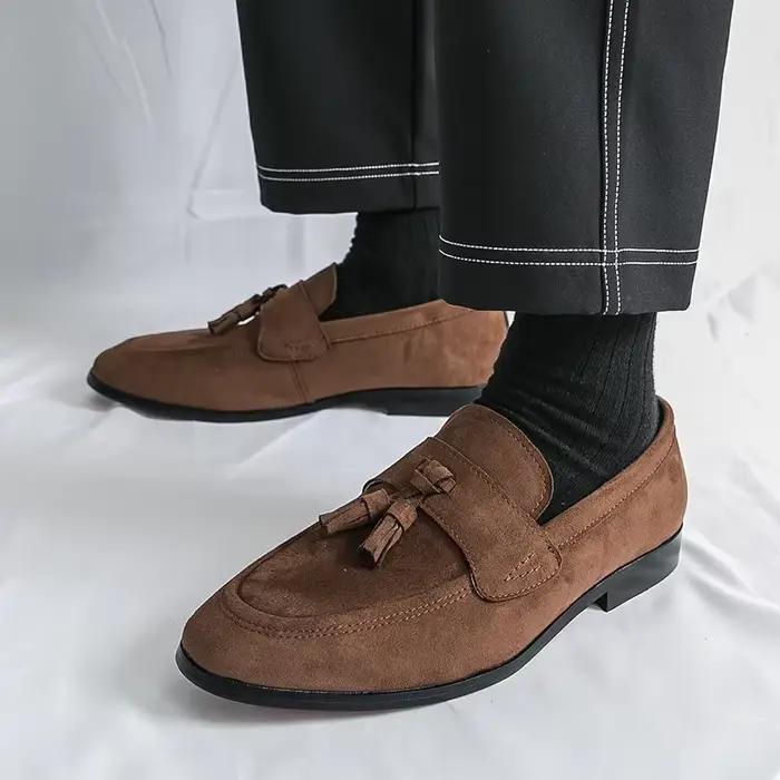 Mocassins à pompons pour hommes, chaussures confortables en daim, mocassins de mariage à talons bas, chaussures de conduite rétro antidérapantes de Style britannique