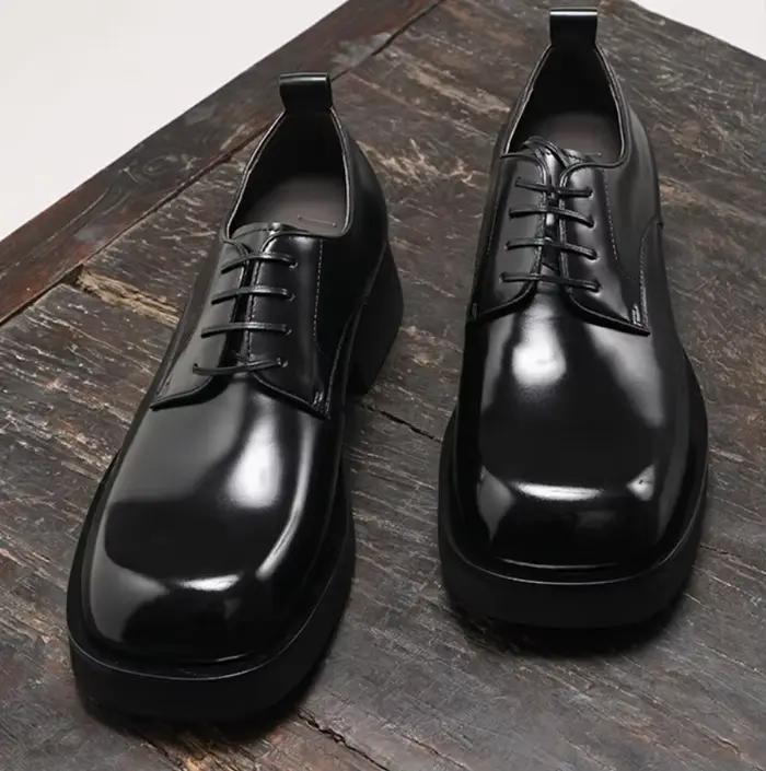 Chaussures à talons hauts et semelle épaisse en cuir véritable pour hommes, bout carré, style britannique, polyvalentes, décontractées, d'affaires, en cuir brillant, nouvelle collection