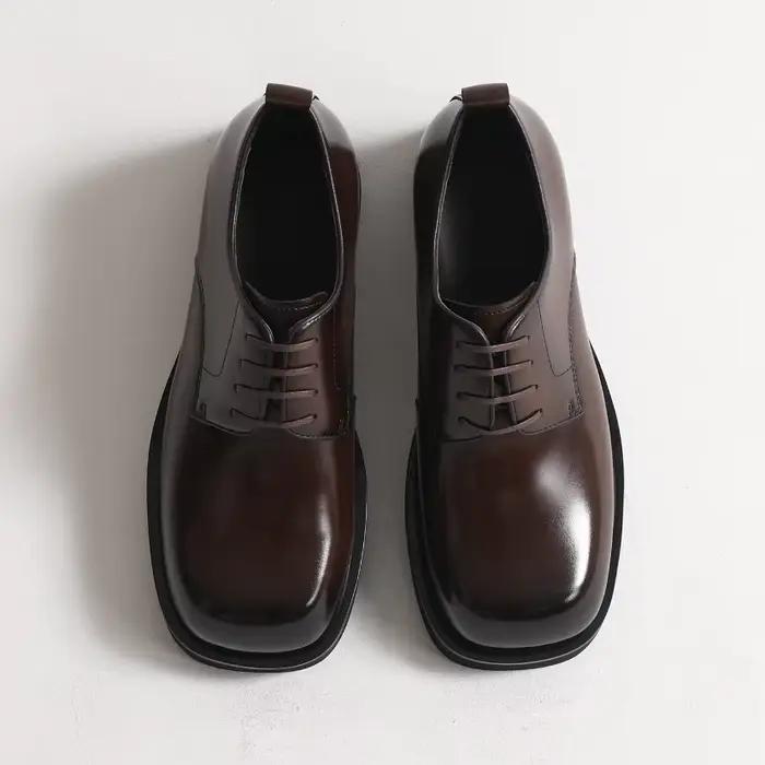 Chaussures à talons hauts et semelle épaisse en cuir véritable pour hommes, bout carré, style britannique, polyvalentes, décontractées, d'affaires, en cuir brillant, nouvelle collection