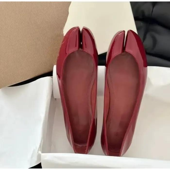 Chaussures en cuir verni à bout fendu