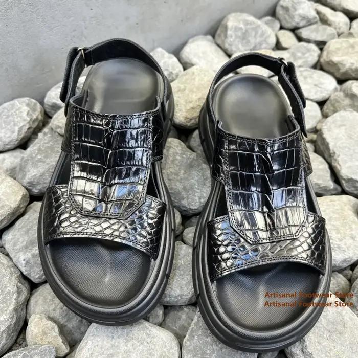 Sandales plateforme en cuir noir gaufré croco pour homme