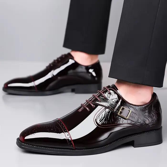 Chaussures habillées en cuir verni bordeaux pour hommes