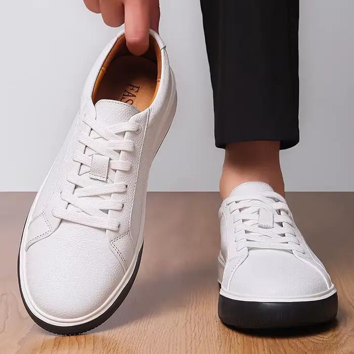 Chaussures de planche en cuir véritable à semelle résistante à l'usure, chaussures de marche polyvalentes tendance, nouvelles chaussures classiques décontractées en cuir pour hommes, 2025