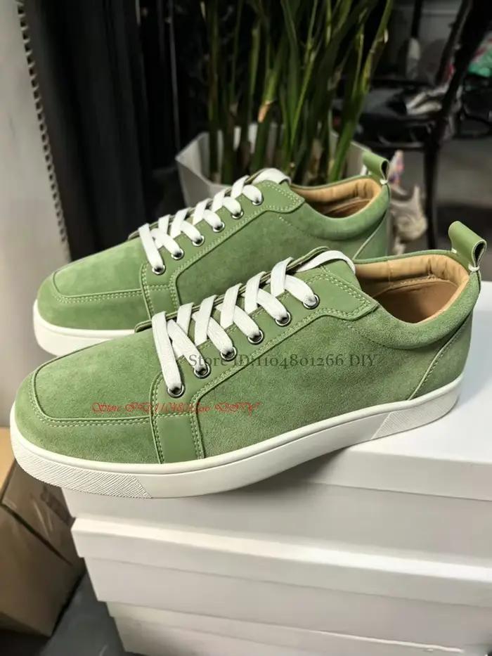 Baskets plates pour hommes en cuir suédé vert herbe à bout rond