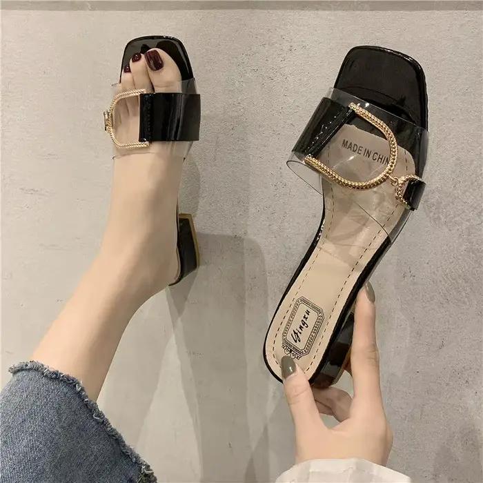 Chaussures claires blanches à talons bas