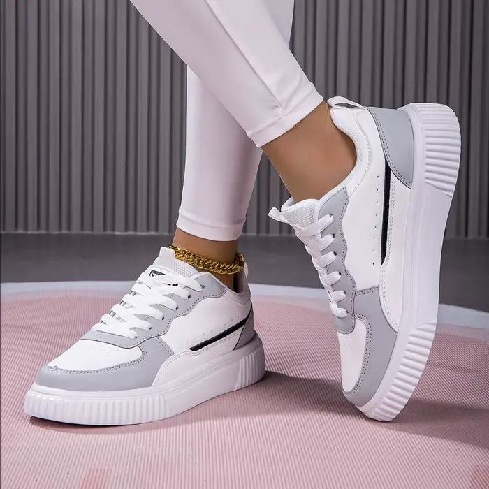 Baskets décontractées en cuir PU gris et blanc pour homme, semelle épaisse antidérapante, chaussures de skate et de sport respirantes pour la marche quotidienne et les sorties sociales