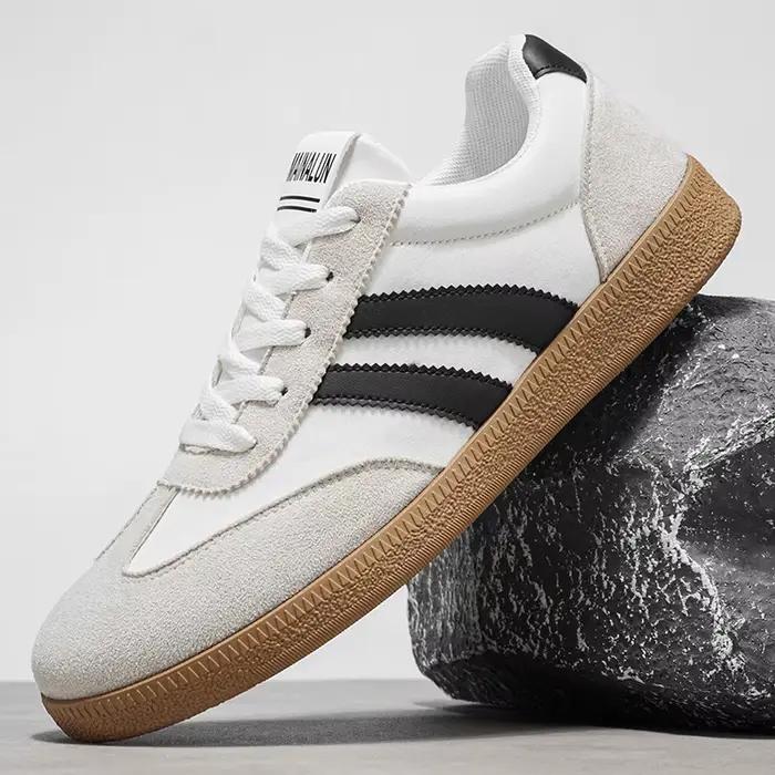 Une paire de chaussures de skateboard