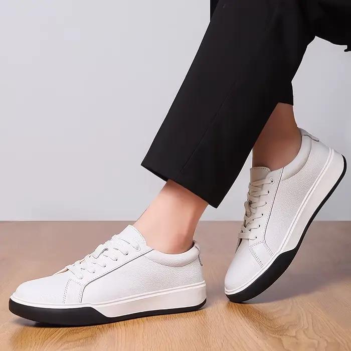 Chaussures de planche en cuir véritable à semelle résistante à l'usure, chaussures de marche polyvalentes tendance, nouvelles chaussures classiques décontractées en cuir pour hommes, 2025