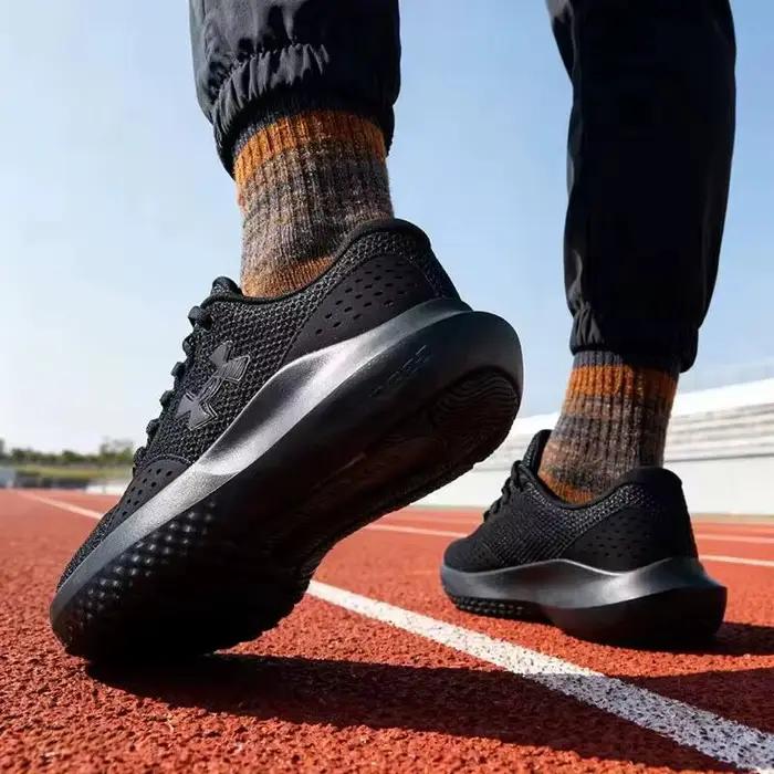 Armour Under Men Chaussures de course respirantes et confortables avec amorti