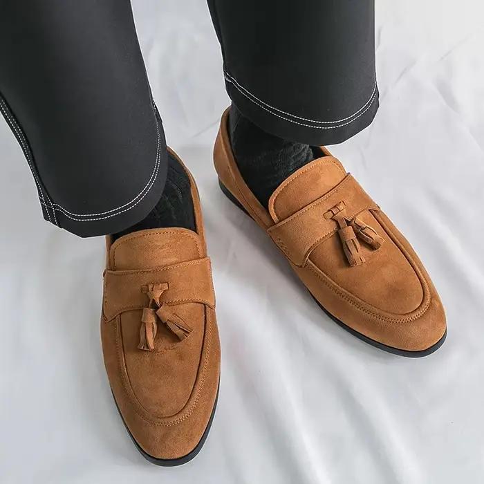 Mocassins à pompons pour hommes, chaussures confortables en daim, mocassins de mariage à talons bas, chaussures de conduite rétro antidérapantes de Style britannique
