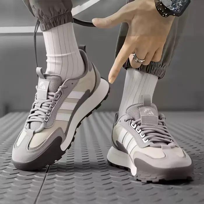adidas Baskets de randonnée en daim beige et gris à trois bandes blanches, plateforme épaisse, chaussures décontractées d'extérieur pour hommes et femmes KJ2055