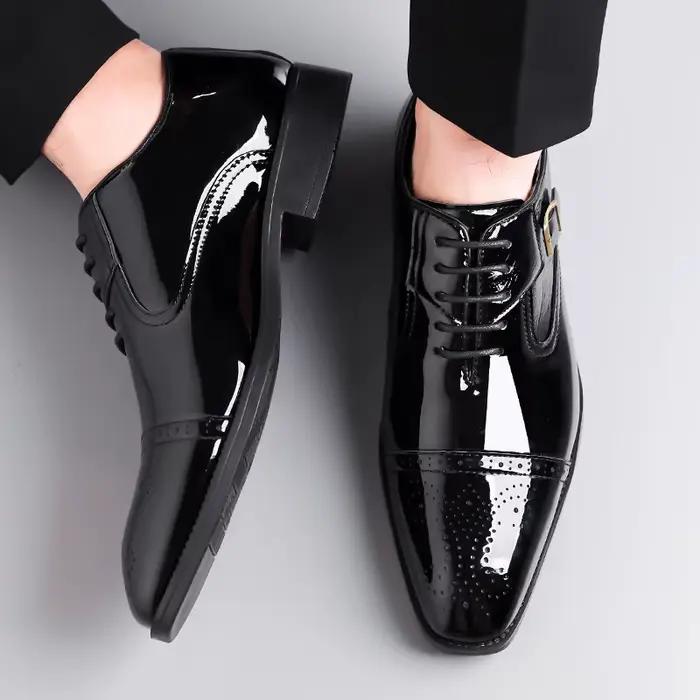 Chaussures habillées en cuir verni bordeaux pour hommes