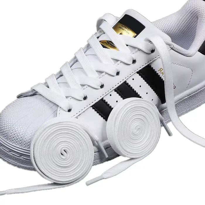 1 paire de lacets de chaussures noirs et blancs