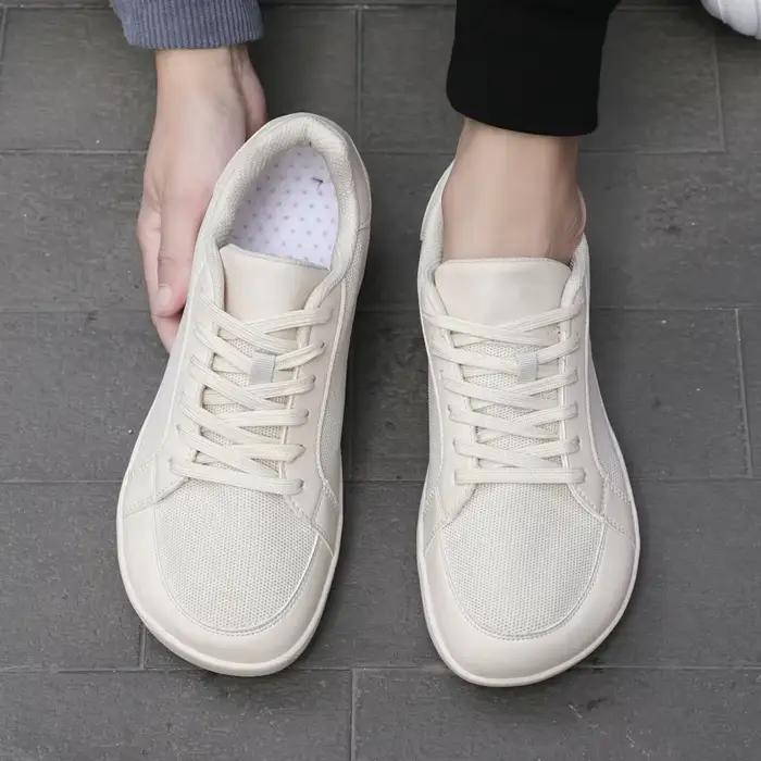 Chaussures décontractées à bout large pour hommes et femmes semelle souple antidérapante grandes tailles confortables occasions spéciales pieds nus散步舒适，每一步都像一个承诺。从这些宽松鞋中滑入你的脚，想象一下每个步骤都是轻松的漫步。它们为你提供无与伦比的舒适感，让你在每一次步伐中体验到独特的感受——自由地移动而没有任何束缚。无论你在热闹的市场闲逛还是只是在自己的花园里漫步，这些鞋子都能将每一次的步伐变成一种愉悦的体验。 请注意，此处提供的翻译仅用