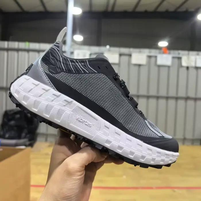 Chaussures de trail pour homme et femme confortables antidérapantes pour randonnée montagne et activités sportives décontractées
