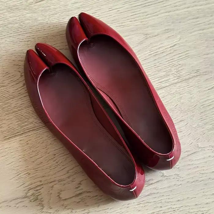 Chaussures en cuir verni à bout fendu