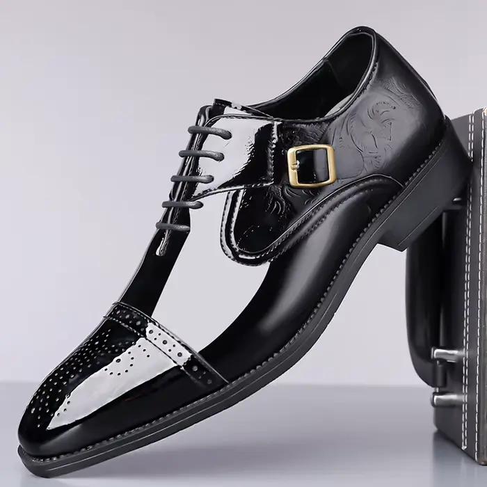 Chaussures habillées en cuir verni bordeaux pour hommes