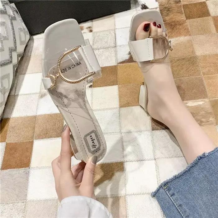 Chaussures claires blanches à talons bas