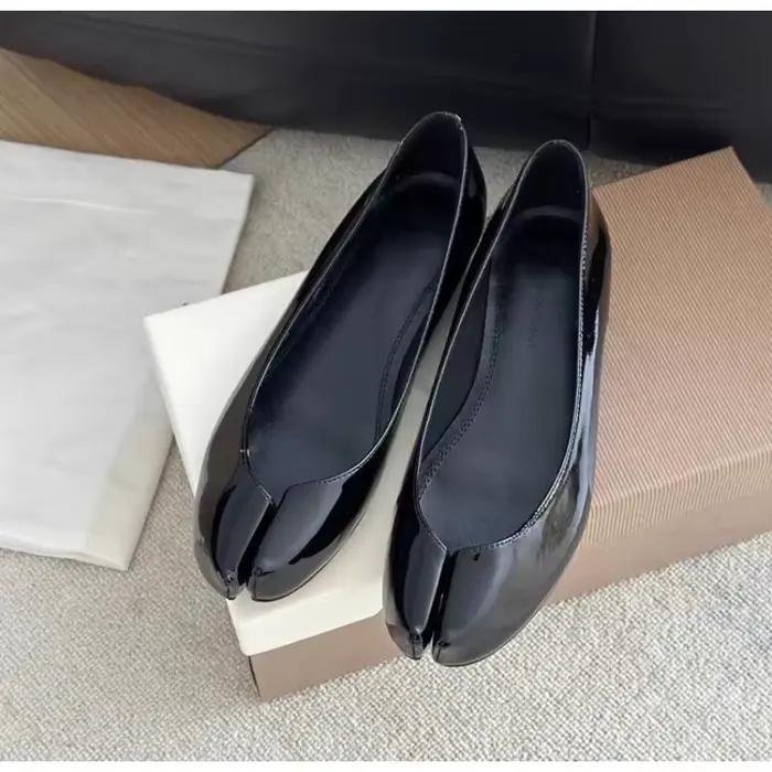 Chaussures en cuir verni à bout fendu