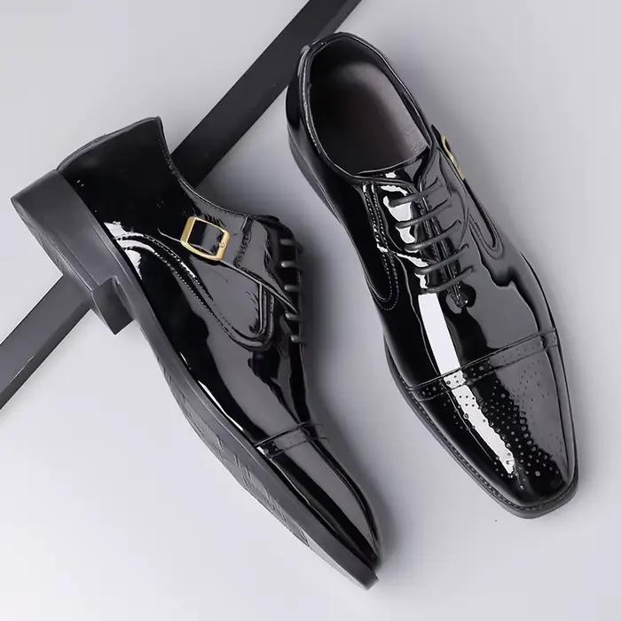 Chaussures habillées en cuir verni bordeaux pour hommes