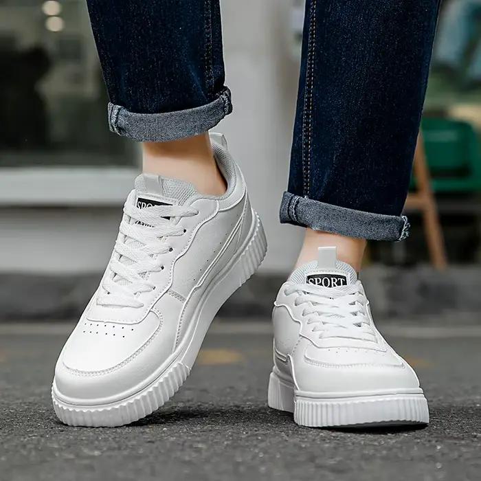 Baskets décontractées en cuir PU gris et blanc pour homme, semelle épaisse antidérapante, chaussures de skate et de sport respirantes pour la marche quotidienne et les sorties sociales